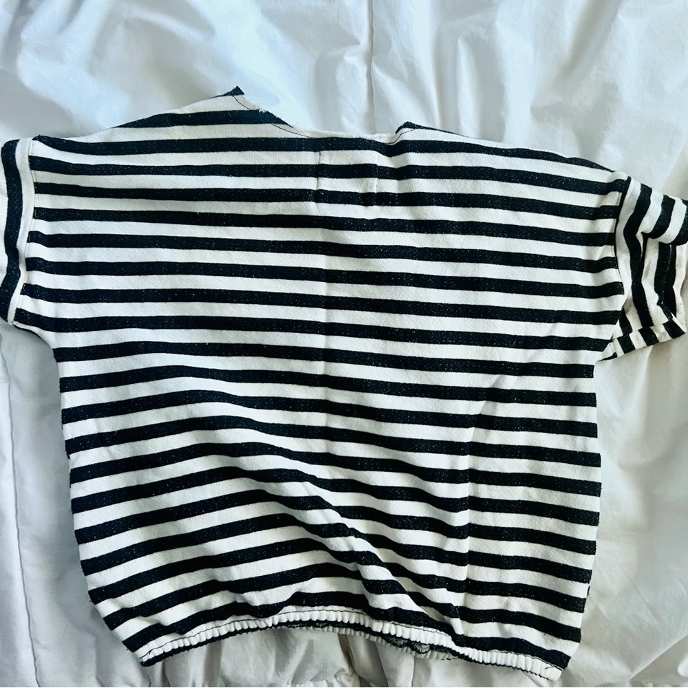 Black and White Striped Top with Pockets - Picture 4 of 4